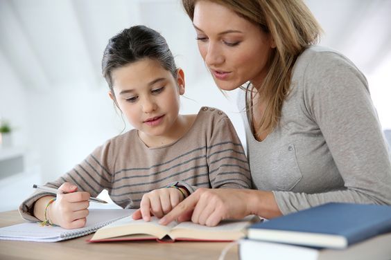Seorang ibu sedang mendorong anak agar rajin membaca buku (Sumber gambar: parents.com) 