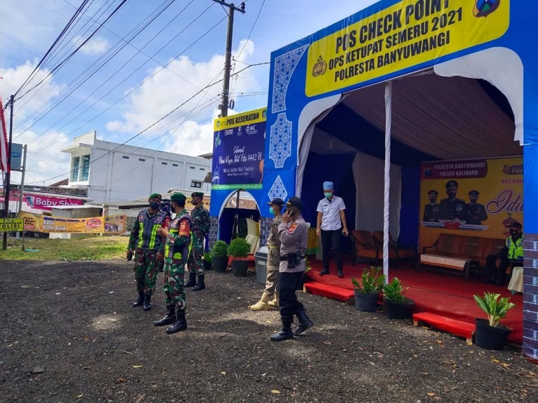 Anggota TNI bersama petugas yang berjaga di post chek point Kalibaru Banyuwangi (Dok.pribadi)