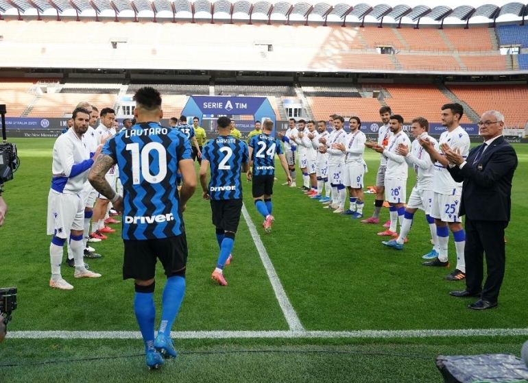 Para pemain Inter Milan saat sesi Sambutan Penghormatan jelang laga kontra Sampdoria, (09/05/2021). Foto: Inter.it