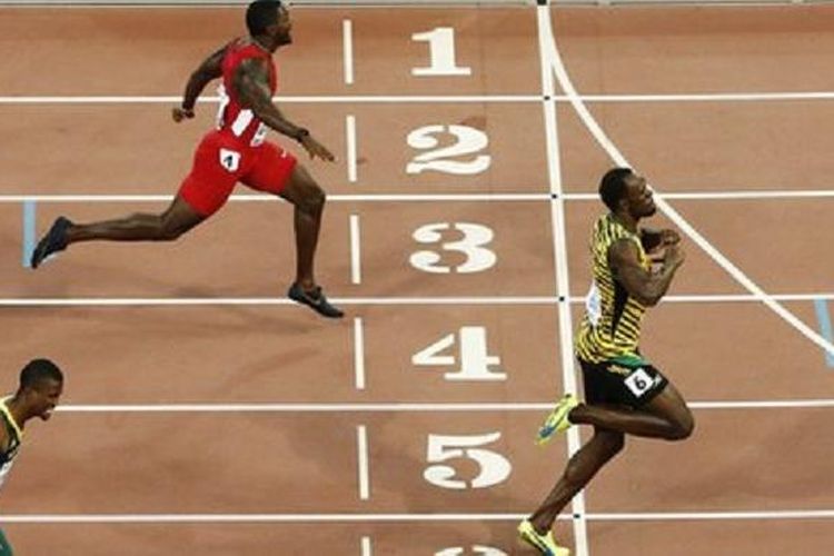 Pelari mencapai garis finish (sumber gambar: kompas.com)