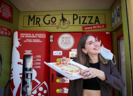Fabrizia Pugliese berpose dengan pizza-nya. Sumber: Yara Nardi/Reuters