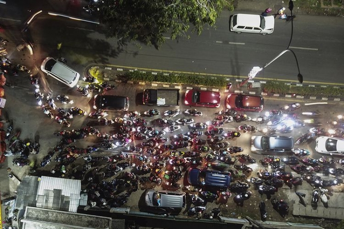 Sejumlah kendaraan terjebak kemacetan saat akan melintas di posko penyekatan mudik di Kedungwaringin, Kabupaten Bekasi, Jawa Barat, Minggu (9/5/2021). Foto: ANTARA FOTO/FAKHRI HERMANSYAH