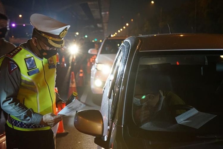 Polisi memgecek dokumen pendukung Pelaku Perjalanan Dalam Negeri (PPDN) kendaraan yang melintas di Jalan Tol Jakarta-Cikampek pada periode larangan mudik 6-17 Mei 2021(Dok. PT Jasamarga)