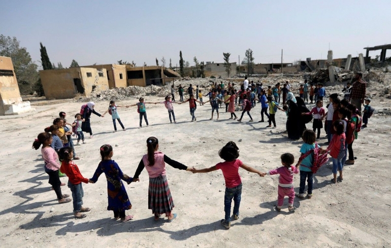 Para murid sedang bermain di tengah taman sekolah yang rusak di al-Saflaniyeh, Aleppo, Suriah pada 17 September 2017 | Foto diambil dari The Atlantic