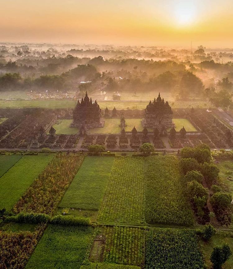 Candi Plaosan tampak megah di tengah persawahan - antarejatour.com