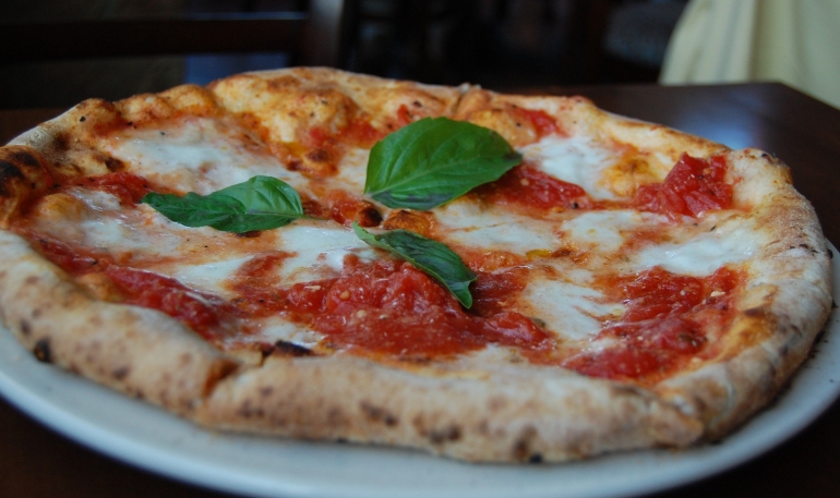 Pizza Margherita, pizza khas Italia. Sumber: Su_spivack