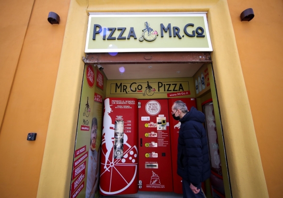 Kios Mr. Go Pizza di Roma. Sumber: Yara Nardi / Reuters