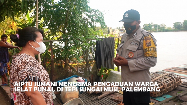 Aiptu Jumani, Babinkamtibmas Kelurahan Pulokerto, Kecamatan Gandus, Palembang, menerima pengaduan warga Selat Punai. Foto: erwin hadi