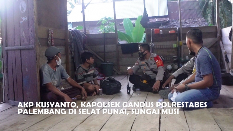 AKP Kusyanto, selaku Kapolsek Gandus Polrestabes Palembang, terus berupaya mencarikan solusi untuk warga Selat Punai. Foto: erwin hadi