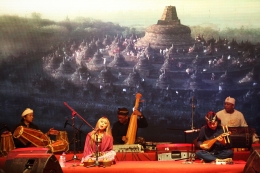 Dengan alat musik hasil interpretasi abad ke-8 Sound of Borobudur membawakan lagu daerah dan lagu Indonesia di Dharmasraya (foto Adi Prima).