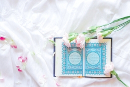 Melakukan tadarus Al-Qur'an meskipun bulan Ramadhan telah berlalu (unsplash/the dancing rain)