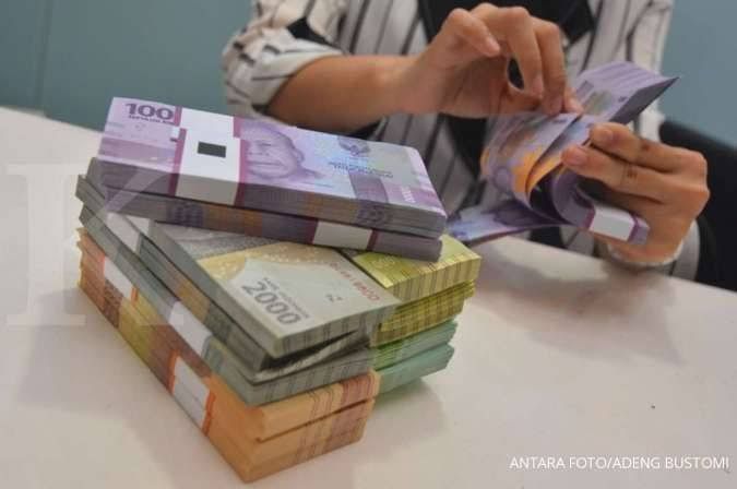 Menghitung Uang Lembaran Baru. Sumber Antara Foto/Adeng Bustomi