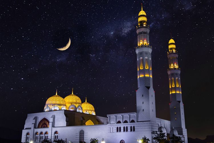Menyambut hari raya Idul Fitri dengan ibadah saat malam takbiran. Sumber Gambar: Unsplash/KATERINA KERDI