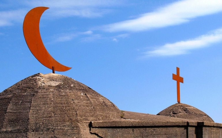 Ilustrasi dua simbol agama yang berbeda (Islam dan Kristen). Foto: wowkeren.com.