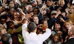 Para pendukung bereaksi saat mereka bertemu Obama pada rapat umum kampanye di Charlottesville, Virginia, pada tahun 2010 | Foto : Kevin Lamarque