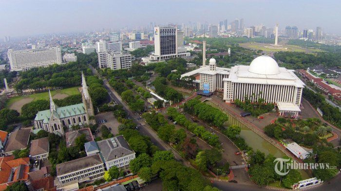 Lanskap Gereja Katedral, Masjid Istiqlal, dan Monumen Nasional, Jakarta Pusat, Senin (28/7/2014). KOMPAS IMAGES/KRISTIANTO PURNOMO - RODERICK ADRIAN MOZES 