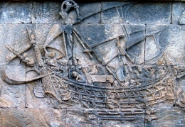 Relief kapal berlayar di Candi Borobudur. Sumber gambar:  MichaelJLowe/wikimedia.org
