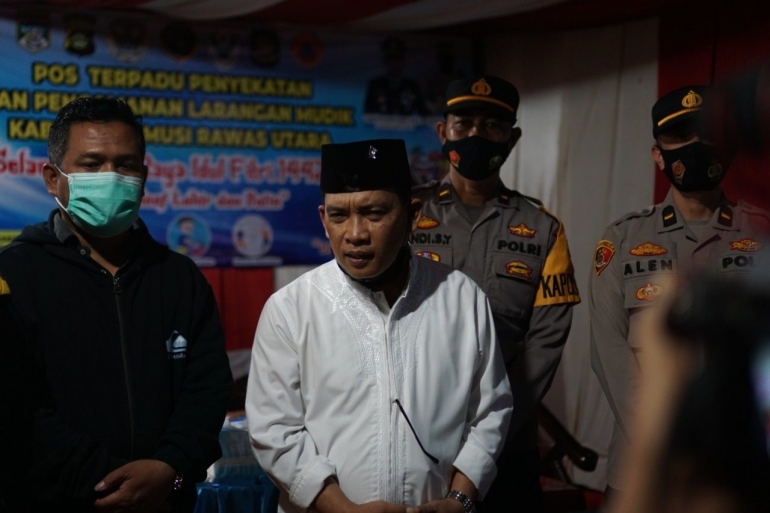 Dari kiri ke kanan: Ketua DPRD Musi Rawas Utara Efriansyah dan Bupati Musi Rawas Utara Haji Devi Suhartoni. Ini bagian dari upaya untuk mendidik warga mematuhi aturan yang sudah ditetapkan pemerintah. Foto: mada mahfud