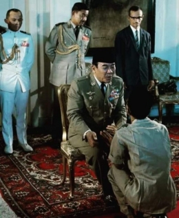 Presiden Sukarno ketika lebaran di istana (sumber: buku suka duka Fatmawati)