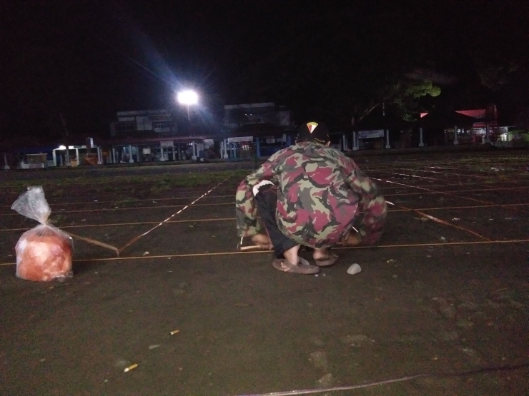 Persiapan Pemasangan Batasa Saf sesuai Prokes di Lapangan Setia Negara Curup (Foto: Dokumentasi Pribadi Zaldy Chan) 