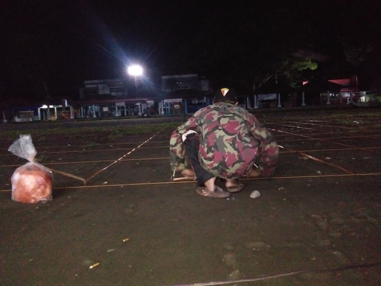 Persiapan Pemasangan Batasa Saf sesuai Prokes di Lapangan Setia Negara Curup (Foto: Dokumentasi Pribadi Zaldy Chan)