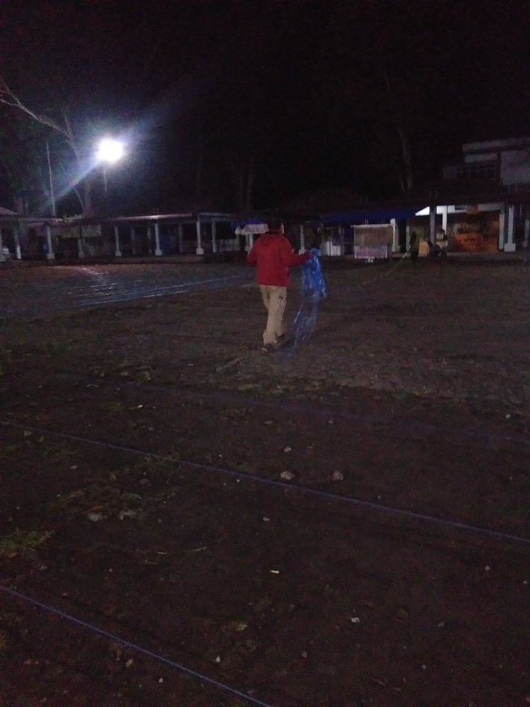 Pemasangan Tali-temali pembatas Saf salat Ied di Lapangan Setia Negara Curup (Foto: Dokumentasi Pribadi Zaldy Chan)