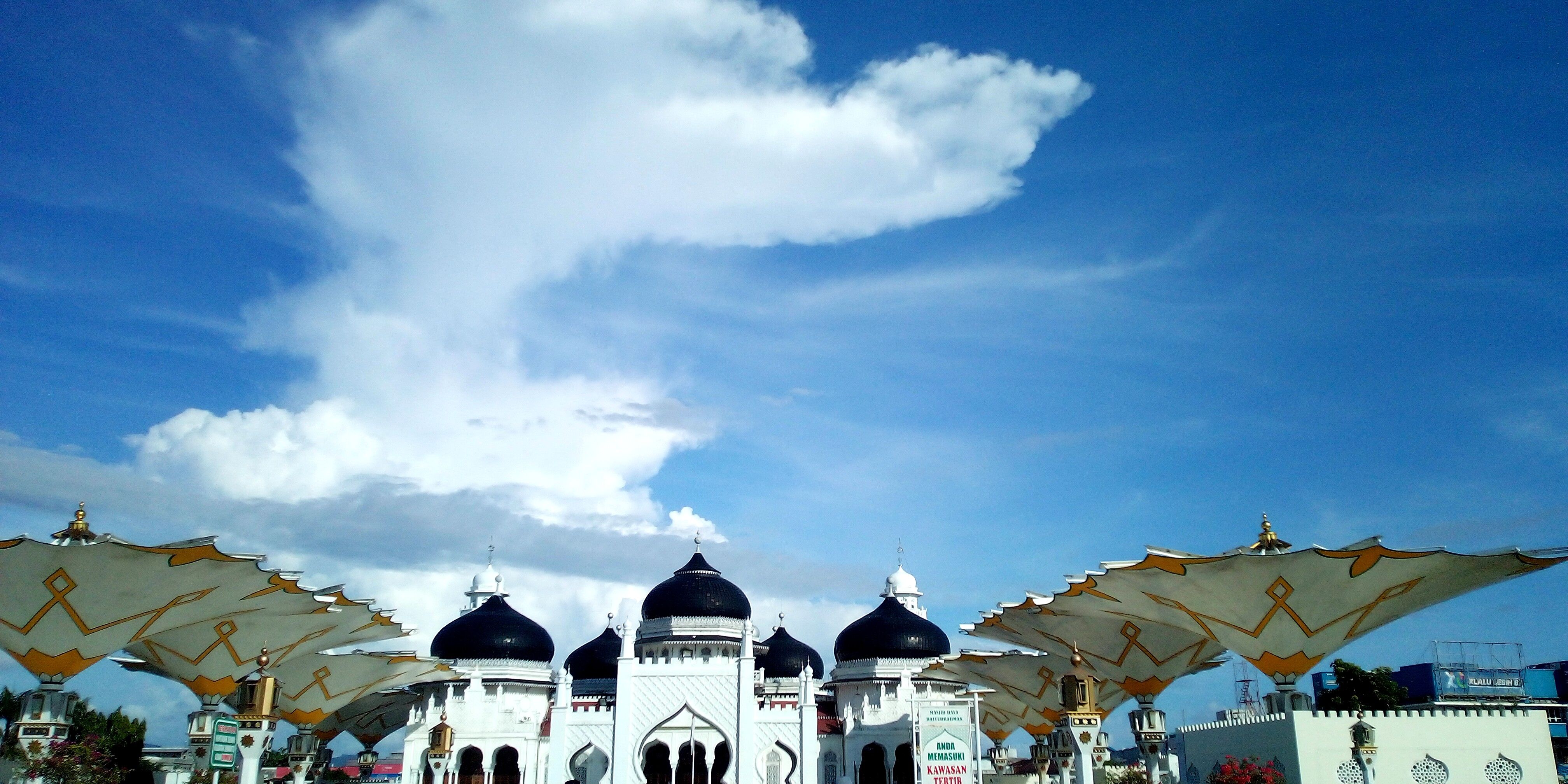 Awan Putih Raksasa di Belakang Masjid Raya Baiturrahman Banda Aceh (Doc Rachmad Yuliadi Nasir / Istimewa)