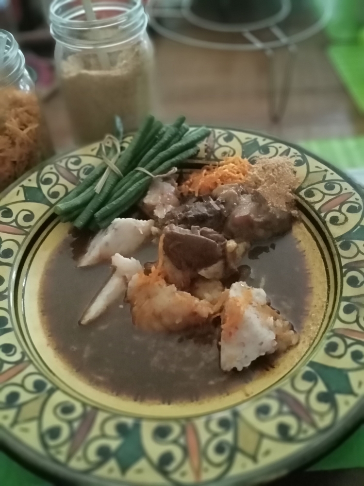 Foto sepiring Topak Ladheh, di latar belakang adalah sambel tampes dan bubuk kedelai (dokumen pribadi)