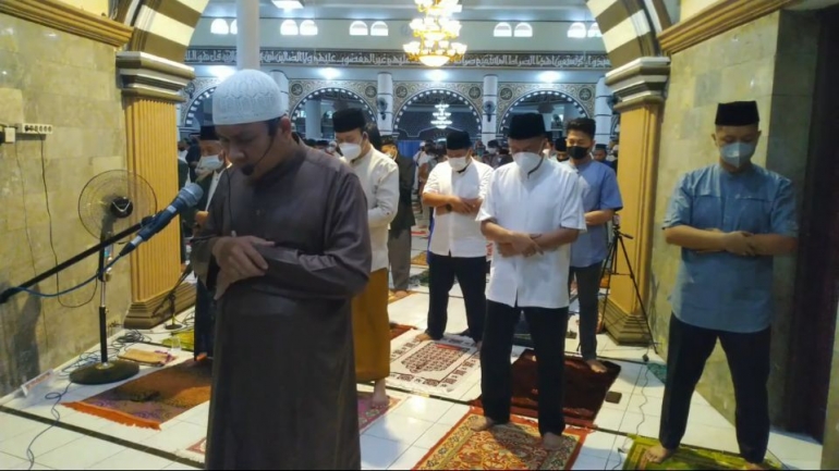 Bupati dan Wakil Bupati Banyumas melaksanakan shalat Idul Fitri 1442 H dengan protokol kesehatan yang ketat. | Dokpri