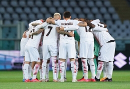 Pemain AC Milan melakukan briefing sebelum laga. (via sempremilan.com)