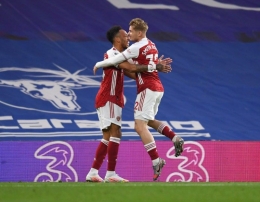 Pemain Arsenal merayakan gol ke gawang Chelsea. (via dailycannon.com)