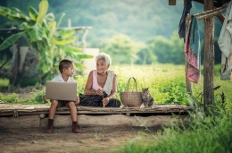 Ilustrasi Nenek dan Cucu. Pandemi menjadi ruang belajar meniikmati kebahagiaan dalam keterbatasan (sumber gambar pixabay.com)