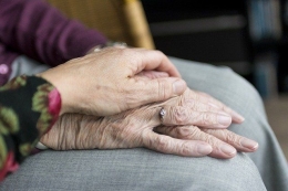 Ilustrasi genggaman tangan orang tua (sumber gambar: pixabay.com)
