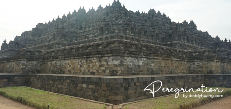 Perspektif lain melihat Candi Borobudur. (sumber : www.deddyhuang.com)