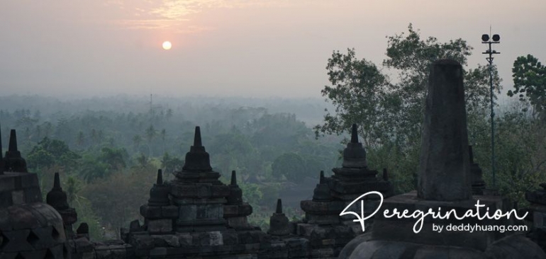 Sunrise di Borobudur (sumber : www.deddyhuang.com)