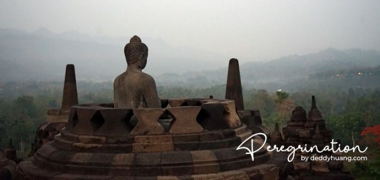Stupa Buddha di bagian level atas candi. (sumber : www.deddyhuang.com)