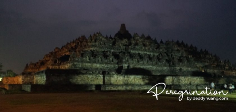 Subuh di Borobudur (sumber : www.deddyhuang.com)