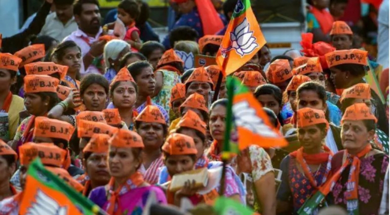 Para Pendukung partai Bharatiya Janata Party sedang melakukan unjuk rasa di jalan (sumber: moneycontrol.com)