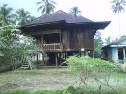 Rumah panggung suku Lembak. Foto: lembakbersatu.blogspot.com