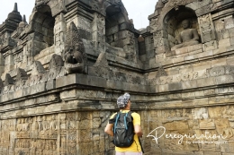 Mengamati relief candi Borobudur dari dekat. (sumber : www.deddyhuang.com)