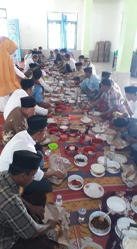 Mendoa dan jamuan makan bersama di surau sehabis Shalat Idul Fitri di Sijangek. (foto dok facebook zul afni)
