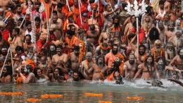 Acara Ritual Agama Hindu Kumbh Mela di Sungai Gangga (sumber: media online CNN)