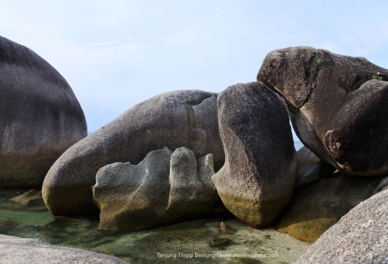 Batu Granit raksasa yang ada di Pantai Tanjung Tinggi atau Pantai Laskar Pelangi | Foto dokumentasi pribadi