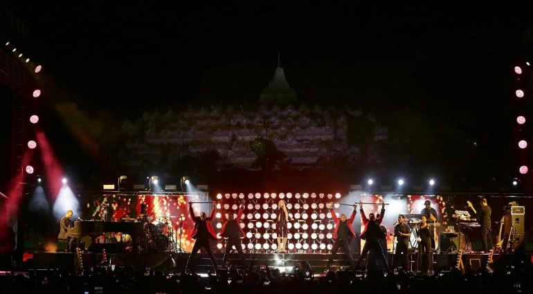Konser Mariah Carey di Borobudur tahun 2018. (sumber : creativedisc.com)