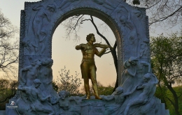 Monumen Johan Strauss Jr di Wina | Sumber: koleksi pribadi