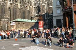 Pertunjukan jalanan di Stephanplatz- Wina. Sumber: koleksi pribadi