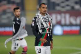 Pemain klub Chile, Palestino, menggunakan keffiyeh sebagai simbol dukungan kepada Palestina (twitter.com/CDPalestinoSADP-F.Longa)
