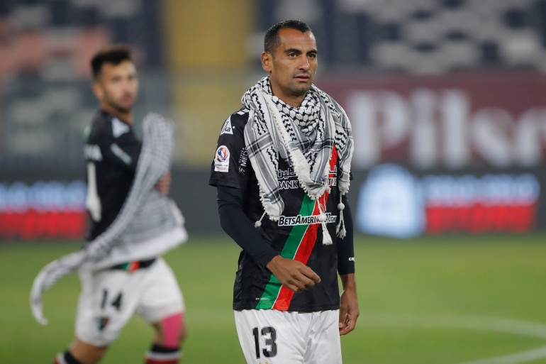 Pemain klub Chile, Palestino, menggunakan keffiyeh sebagai simbol dukungan kepada Palestina (twitter.com/CDPalestinoSADP-F.Longa)