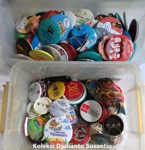 Lebih dari 100 pin masih dalam wadah plastik (Dokpri)
