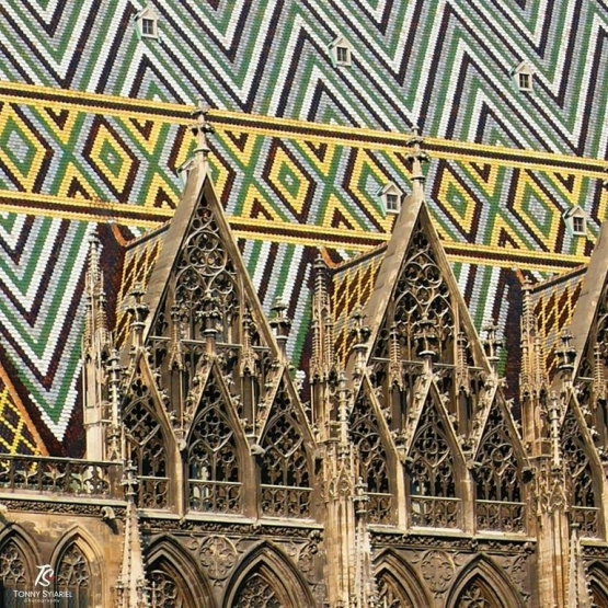 Atap genteng berwarna Katedral St. Stephen. Sumber: koleksi pribadi
